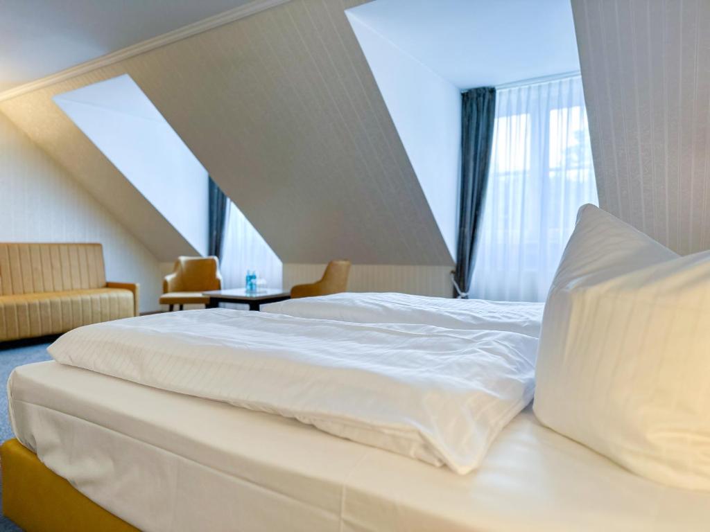 Postel nebo postele na pokoji v ubytování Weltemühle Hotel by Miri's Dresden