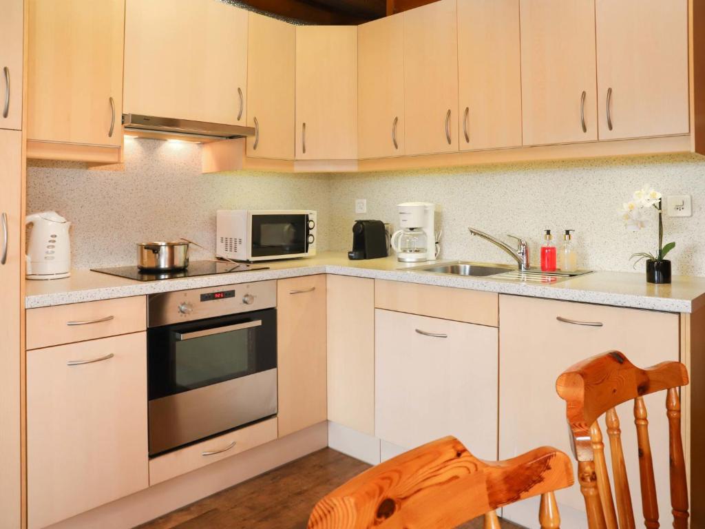 Kuchyň nebo kuchyňský kout v ubytování Chalet Château Lapin by Interhome