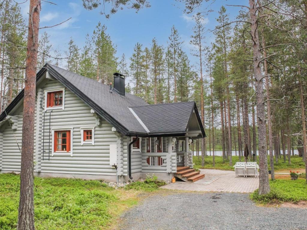 ein kleines weißes Haus mitten im Wald in der Unterkunft Holiday Home Syväniemi by Interhome in Säkkilänvaara