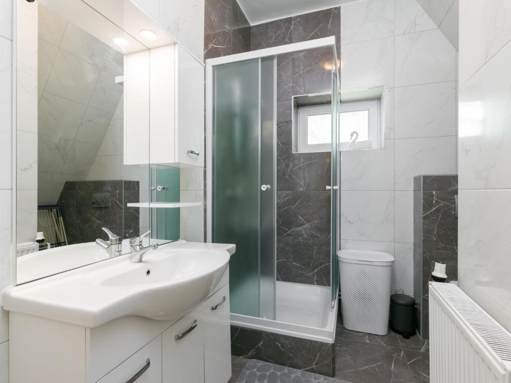 Kúpeľňa v ubytovaní Apartment Tilia 4 by Interhome