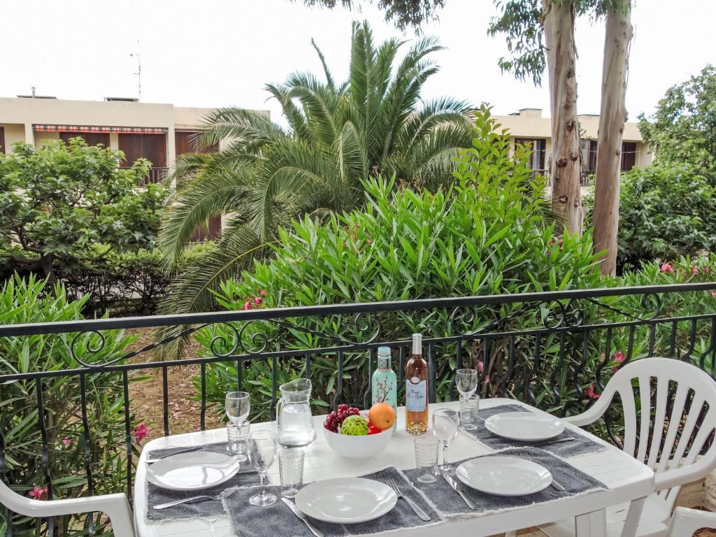 une table avec un bol de fruits et une bouteille de vin dans l'établissement Apartment Provence Village-3 by Interhome, à Saint-Cyr-sur-Mer