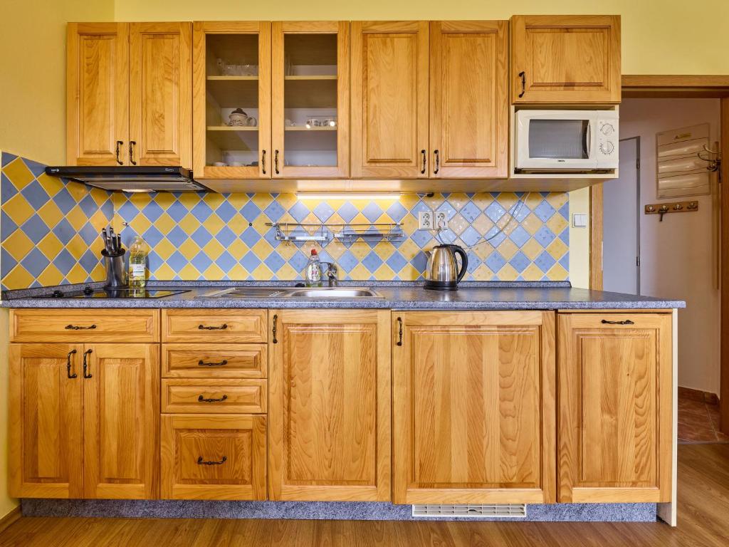 Kuchyň nebo kuchyňský kout v ubytování Apartment Horní Mísečky-1 by Interhome