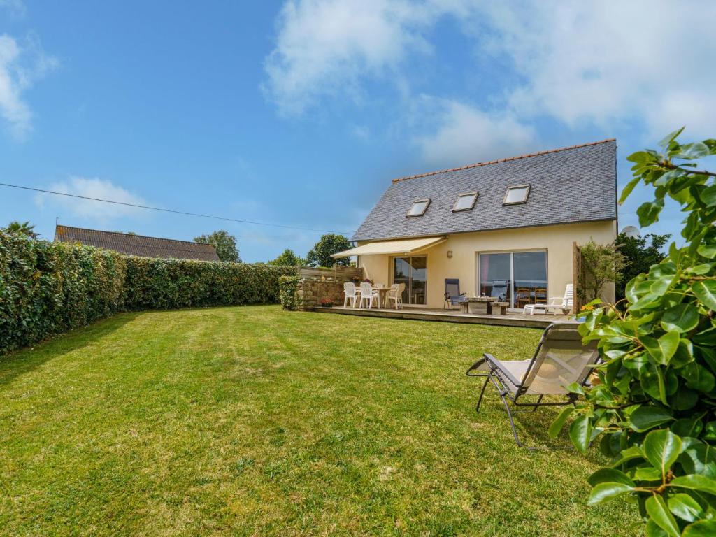 a view of a house with a yard at Holiday Home Stereden Vor by Interhome in Primelin