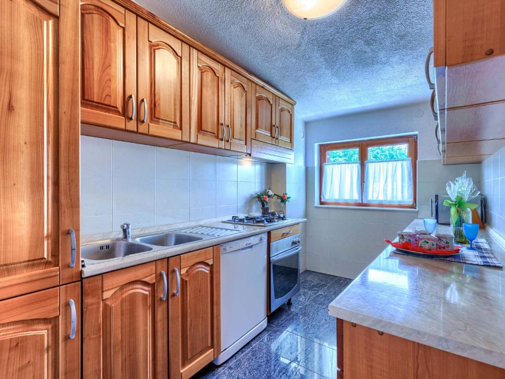 Kuchyň nebo kuchyňský kout v ubytování Holiday Home Edi by Interhome