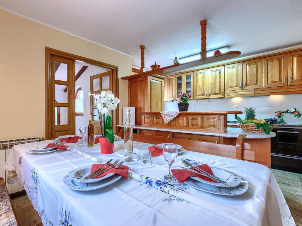Kuchyň nebo kuchyňský kout v ubytování Holiday Home Edi by Interhome