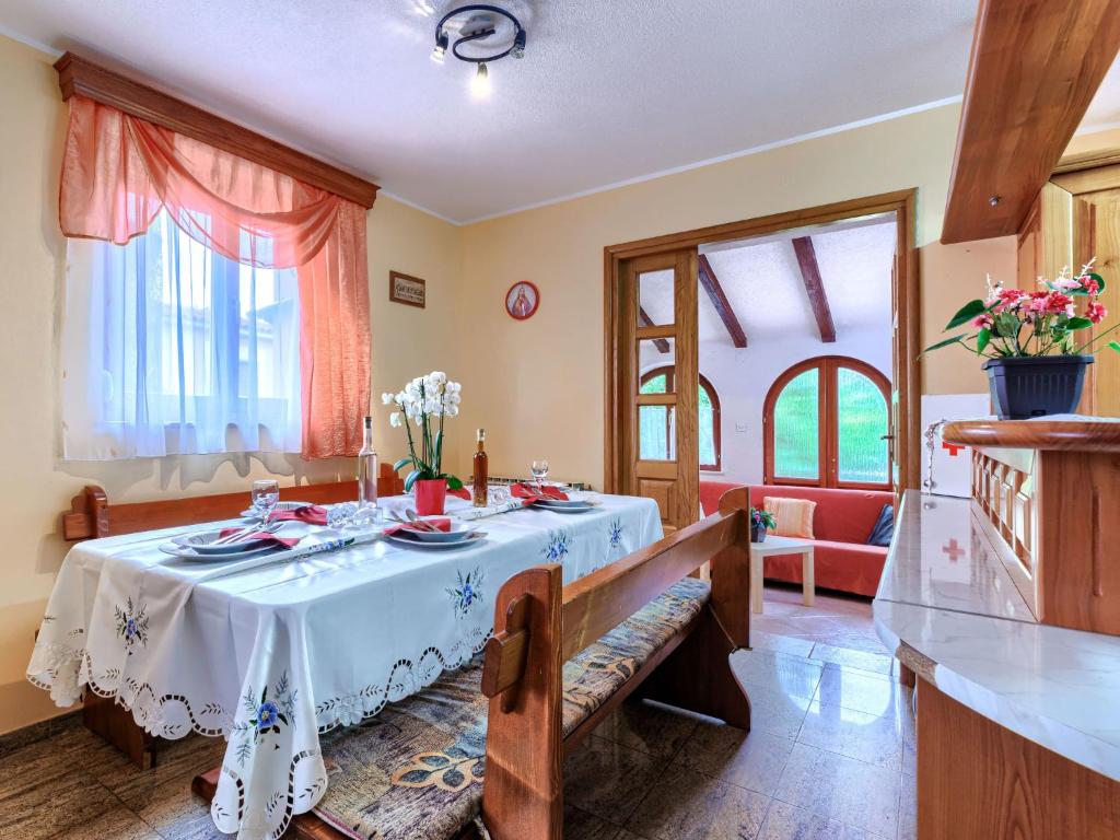 Posezení v ubytování Holiday Home Edi by Interhome