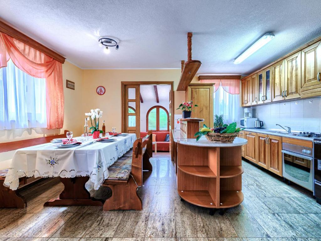 Kuchyň nebo kuchyňský kout v ubytování Holiday Home Edi by Interhome