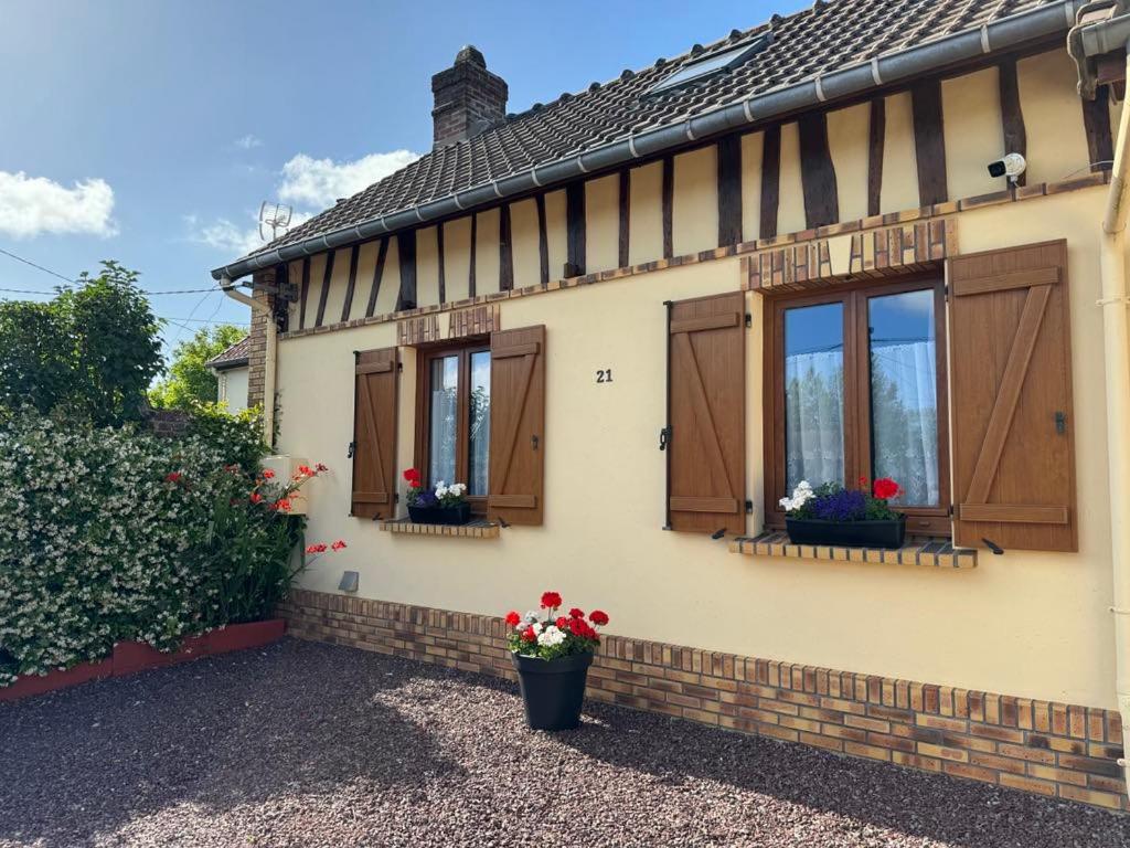 une maison avec deux fenêtres fleuries dans l'établissement Chez ma tante, à Méneslies