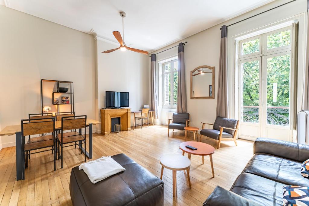 un salon avec un canapé et une table dans l'établissement Magnifique et lumineux T3 de charme aux Quinconces idéal pour 4 personnes, à Bordeaux
