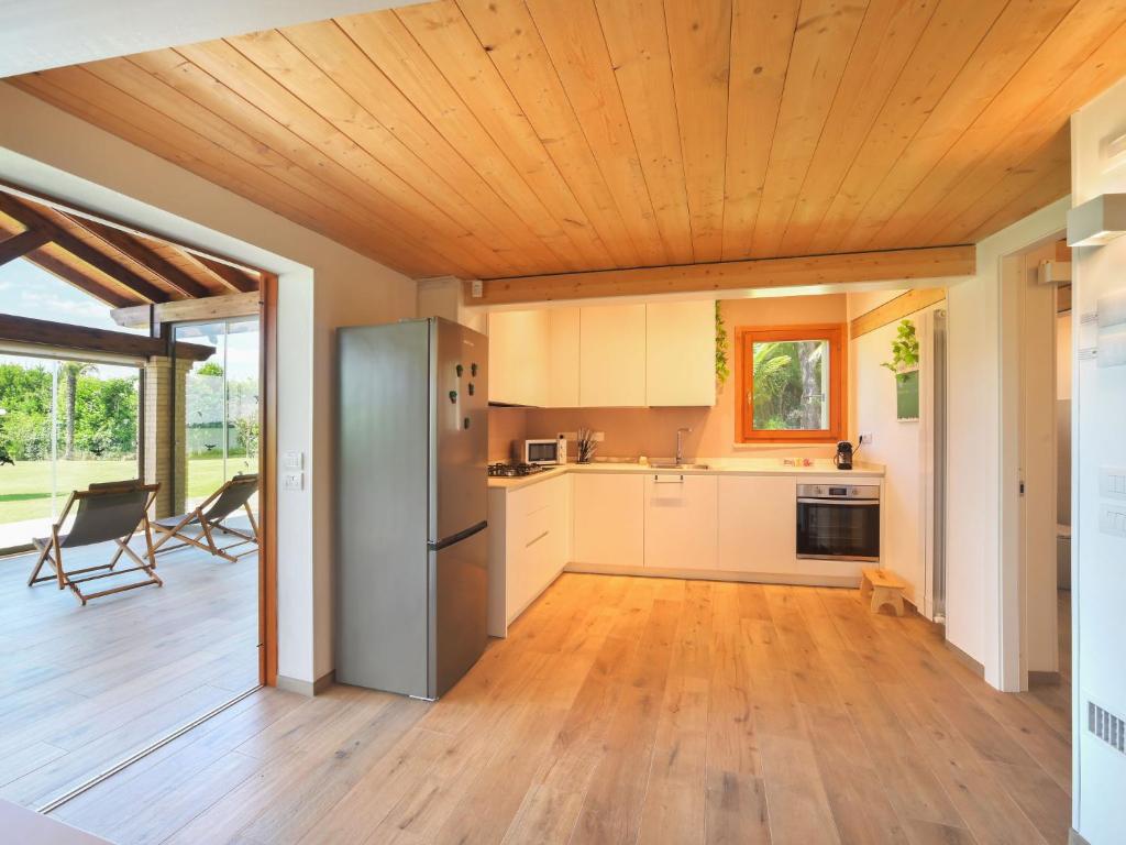 Kuchyň nebo kuchyňský kout v ubytování Chalet La Spiaggia by Interhome