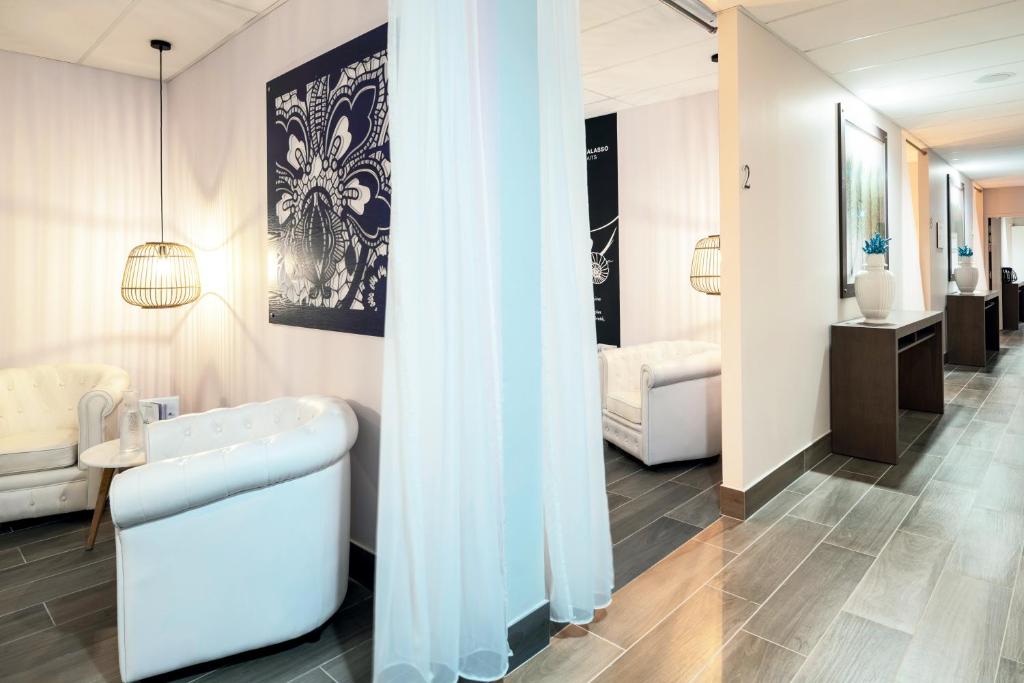 Posezení v ubytování Hôtel Kastel - Relais Thalasso & Spa