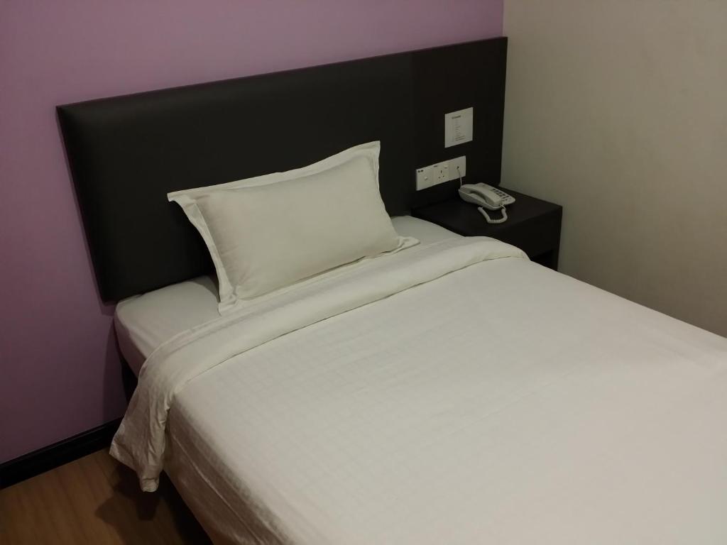 Postel nebo postele na pokoji v ubytování MJ Hotel