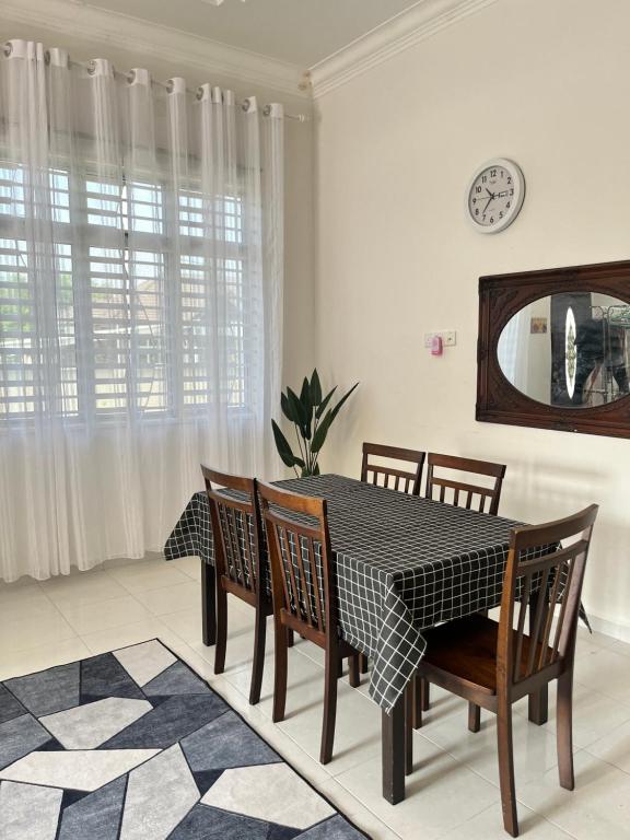 Et opholdsområde på mommy cottage pool homestay