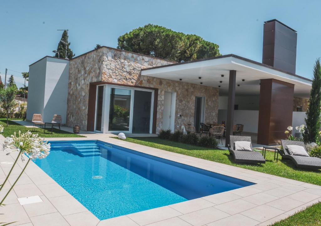 une piscine devant une villa dans l'établissement Villa My Lagozise, à Pacengo di Lazise