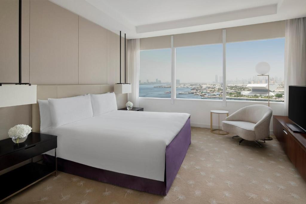 Postel nebo postele na pokoji v ubytování InterContinental Dubai Festival City by IHG
