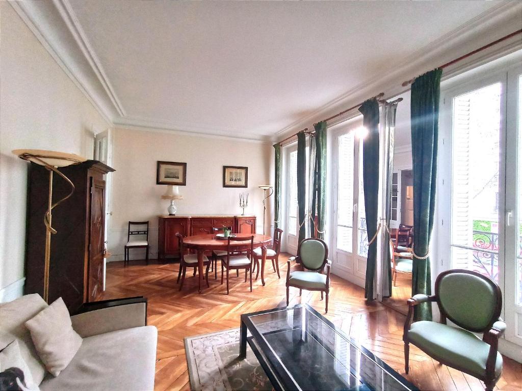 Photo de la galerie de l'établissement Bd de la Tour Maubourg - Paris 7, à Paris