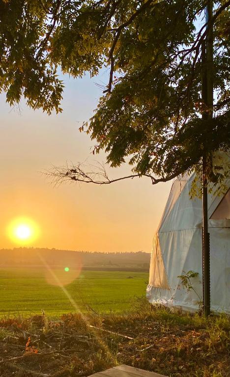Východ nebo západ slunce při pohledu z luxury tent nebo okolí