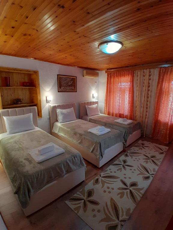 Postel nebo postele na pokoji v ubytování Guest House Ejona