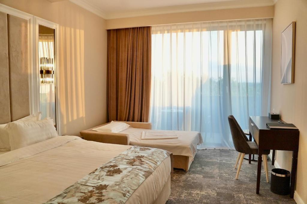 Postel nebo postele na pokoji v ubytování Panoramic Mamaia Hotel