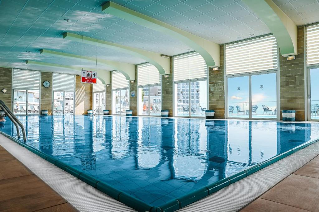 Bazén v ubytování Dan Tel Aviv Hotel nebo v jeho okolí