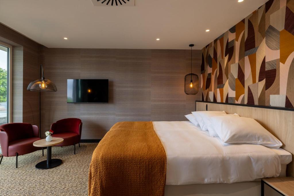 Van der Valk Hotel Emmen - Deluxe Double Room With Balcony