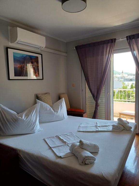 Posteľ alebo postele v izbe v ubytovaní APARTMAN LAURA GALILEO blizu centra i plaze