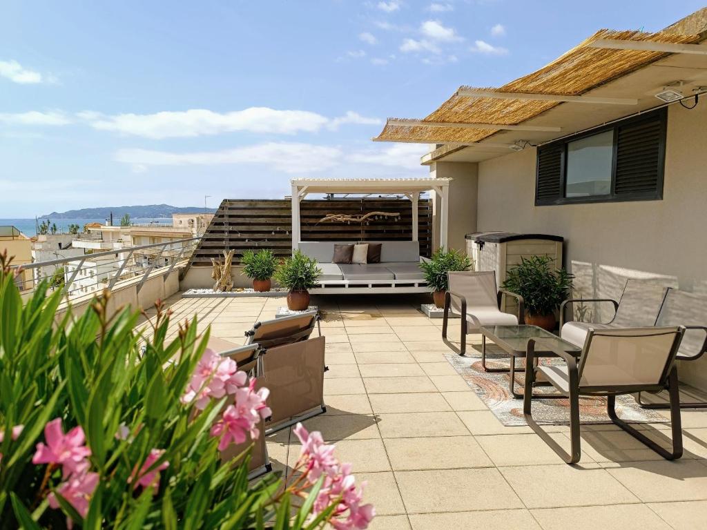a patio with chairs and a table on a house at Apartamento Lliris Atico in L'Estartit