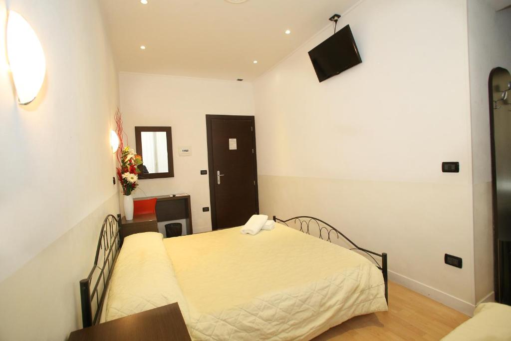 Cette petite chambre comprend un lit et une table. dans l'établissement Memole Inn Sanremo, à Sanremo