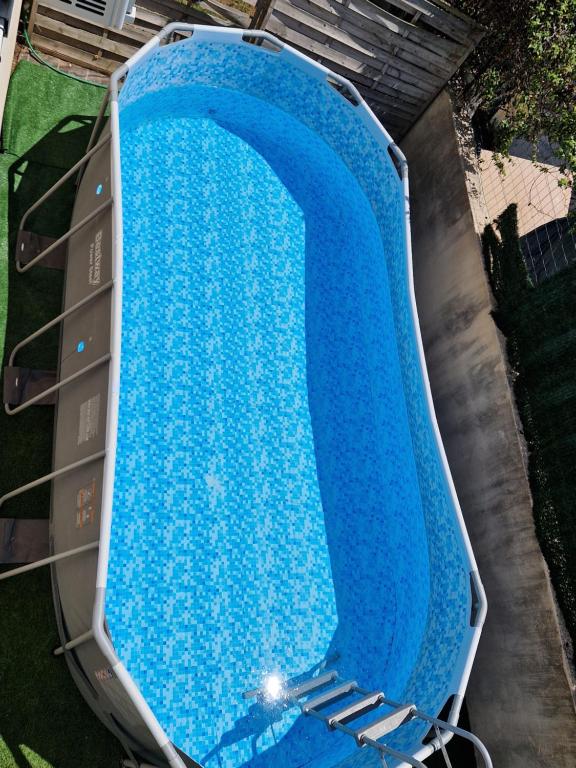 - une vue sur la grande piscine bleue dans l'établissement Villa avec piscine climatisation et parking, à Saint-Jean-de-Védas