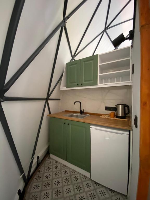 Kuchyň nebo kuchyňský kout v ubytování Evaland Glamping Resort