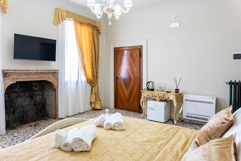 Postel nebo postele na pokoji v ubytování Palazzo Titti Rialto Suites