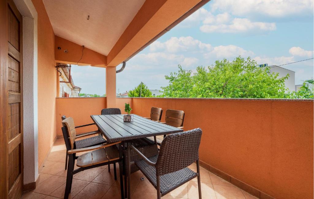 Una mesa y sillas en el balcón de una casa. en Beautiful Apartment In Sisan With Wifi, en Šišan