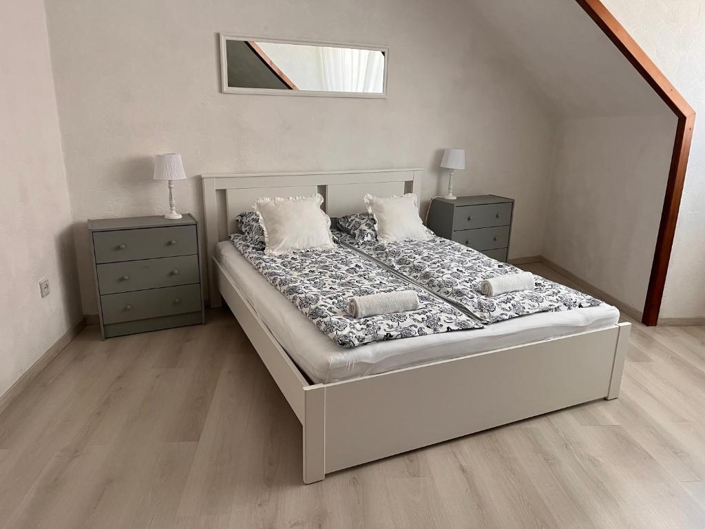 Posteľ alebo postele v izbe v ubytovaní Pacsirta Apartman Grand