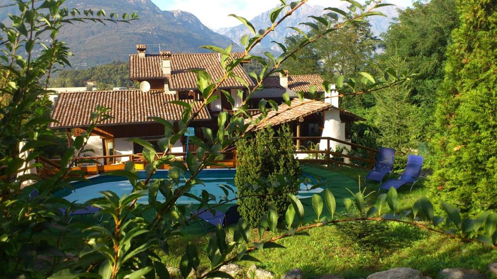 a resort with a swimming pool and a house at B&B Casa Del Viandante in Colico