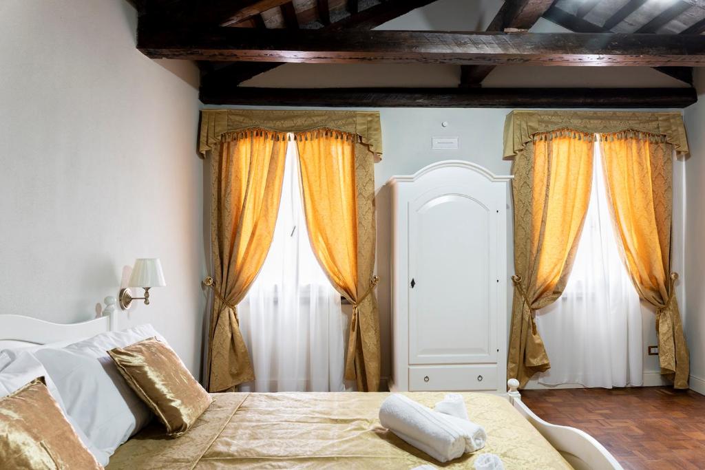 Postel nebo postele na pokoji v ubytování Palazzo Titti Rialto Suites