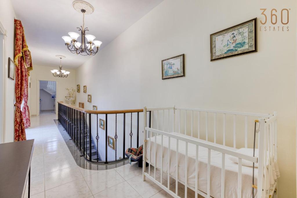 Voodi või voodid majutusasutuse Spacious 4BR Terraced House with Rooftop Access by 360 Estates toas