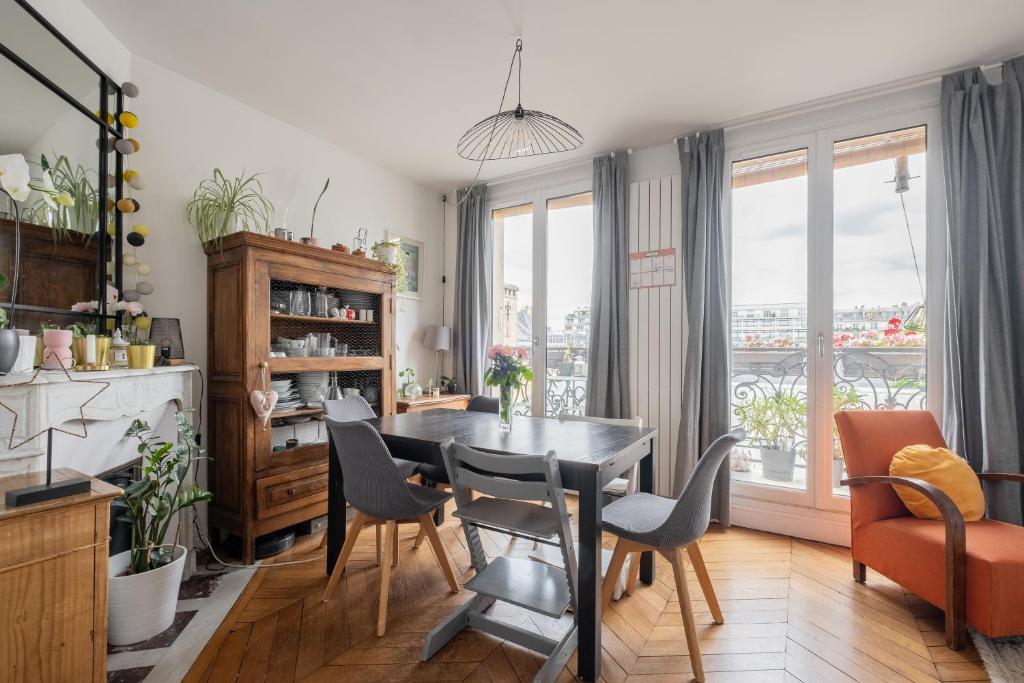 une cuisine et une salle à manger avec une table et des chaises dans l'établissement Veeve - Parisian Vistas, à Paris