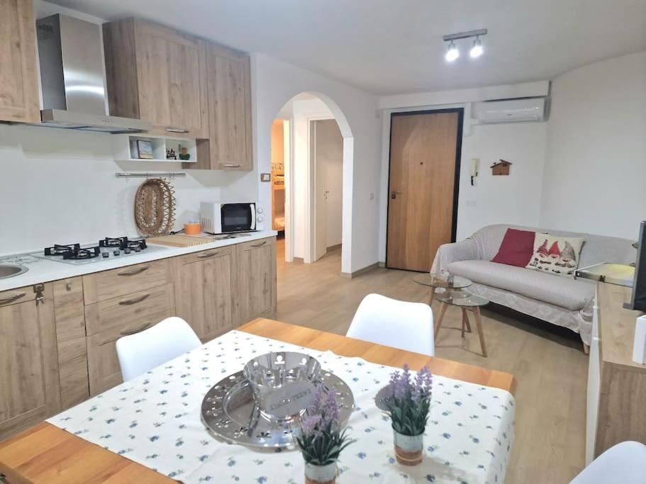 een keuken en woonkamer met een tafel en stoelen bij Domu Mea in Quartu SantʼElena