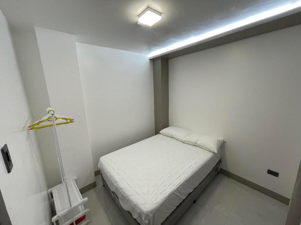 Postel nebo postele na pokoji v ubytování SHOWMECAS Alley Stay