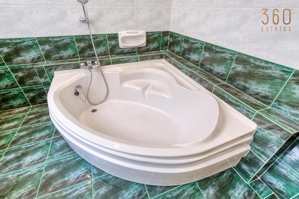 Vannituba majutusasutuses Spacious 4BR Terraced House with Rooftop Access by 360 Estates