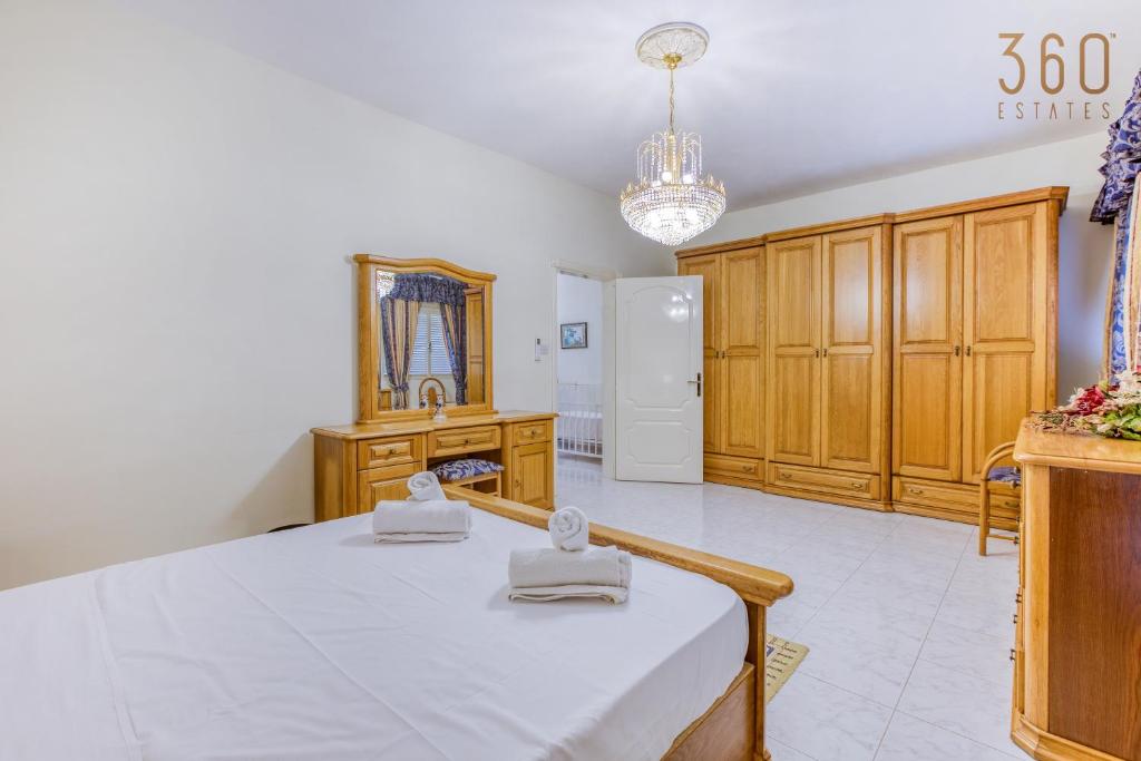 Voodi või voodid majutusasutuse Spacious 4BR Terraced House with Rooftop Access by 360 Estates toas