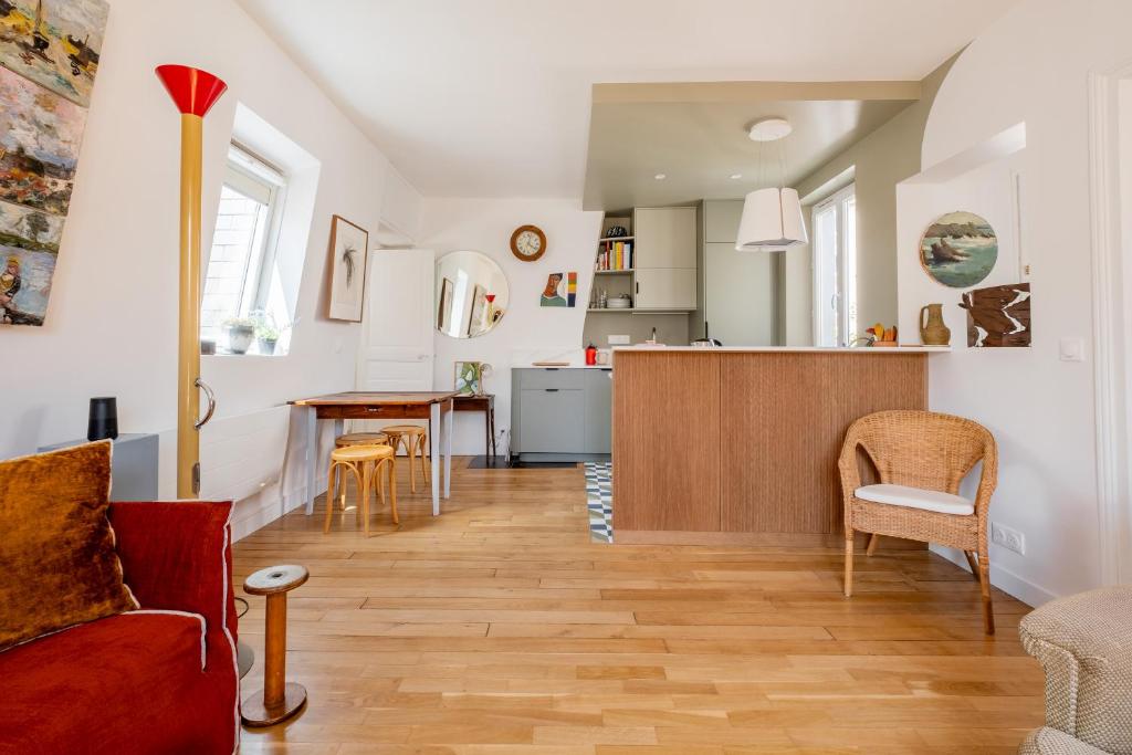 un salon avec un canapé rouge et une table dans l'établissement Veeve - Harmonious Hues, à Paris