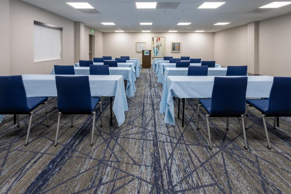 Holiday Inn Express Hotel & Suites Center Township by IHG photo