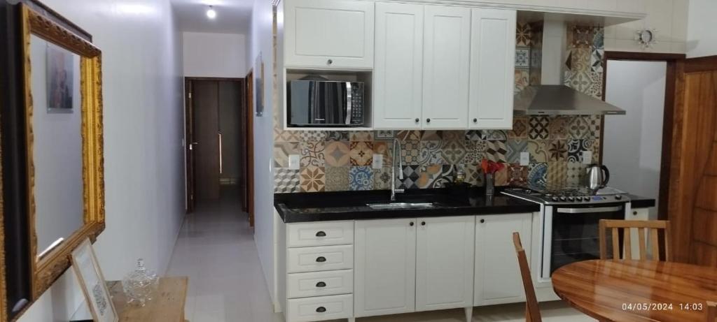 Kuchyň nebo kuchyňský kout v ubytování Casa aconchegante