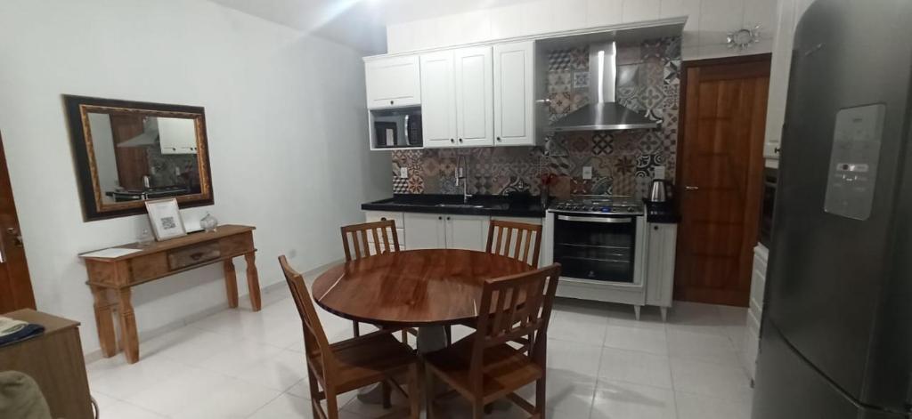 Kuchyň nebo kuchyňský kout v ubytování Casa aconchegante