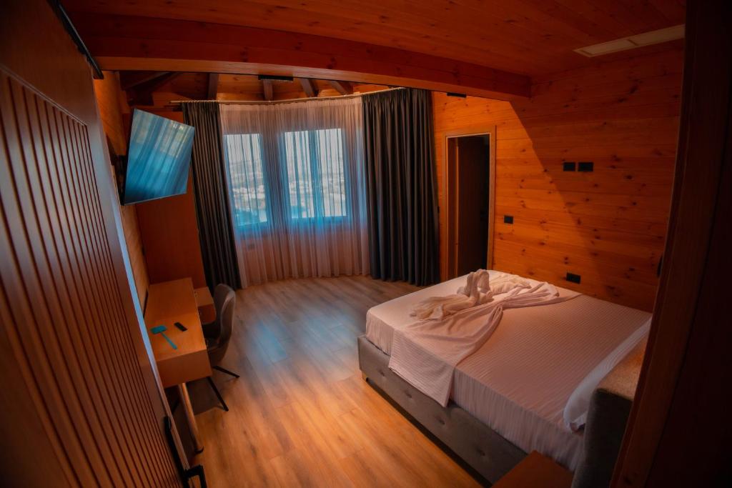 Postel nebo postele na pokoji v ubytování Hotel Shpija e Gjyshit