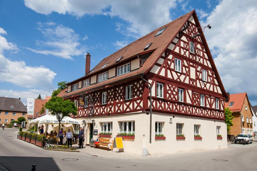 un gran edificio de color marrón y blanco en Gasthof Bögl, en Hilpoltstein