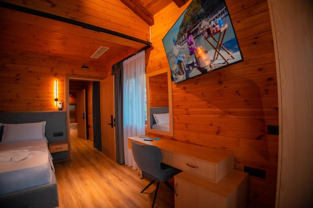 TV a/nebo společenská místnost v ubytování Hotel Shpija e Gjyshit