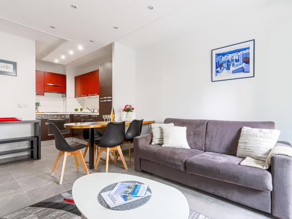 un salon avec un canapé et une table dans l'établissement Apartment Jardin Pastorelli by Interhome, à Nice
