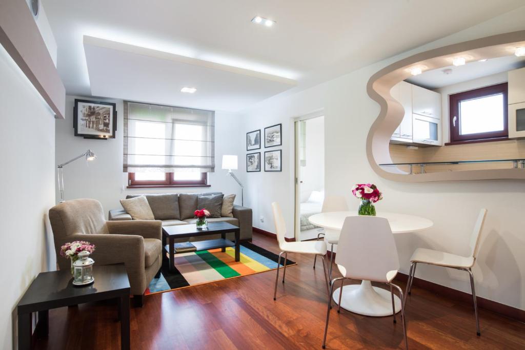 ein Wohnzimmer mit einem Sofa und einem Tisch in der Unterkunft Apartment 18 in Belgrad